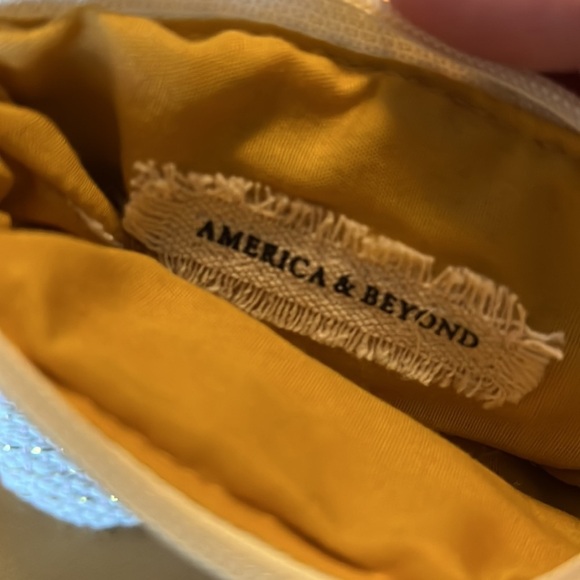 America & Beyond Change Purse - Picture 3 of 9
